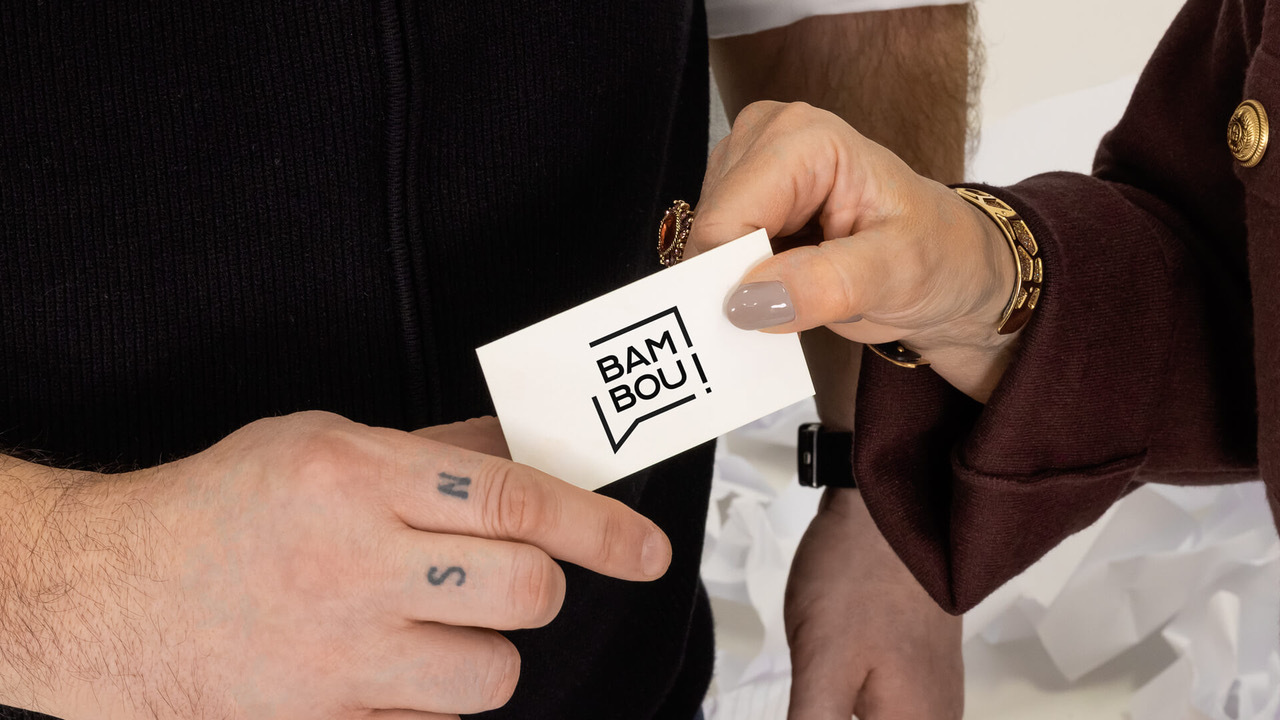 Lucie Lebel remet une carte d’affaires Bambou à Frédéric Masse lors de l’annonce de la reprise de Bambou Communication par l’agence Récréation.