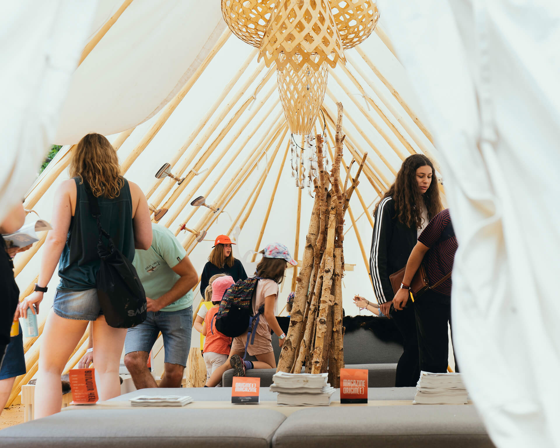 Identité visuelle | Intérieur de la tente de Tourisme Autochtone Québec au Festival Beside 2019 | TAQ
