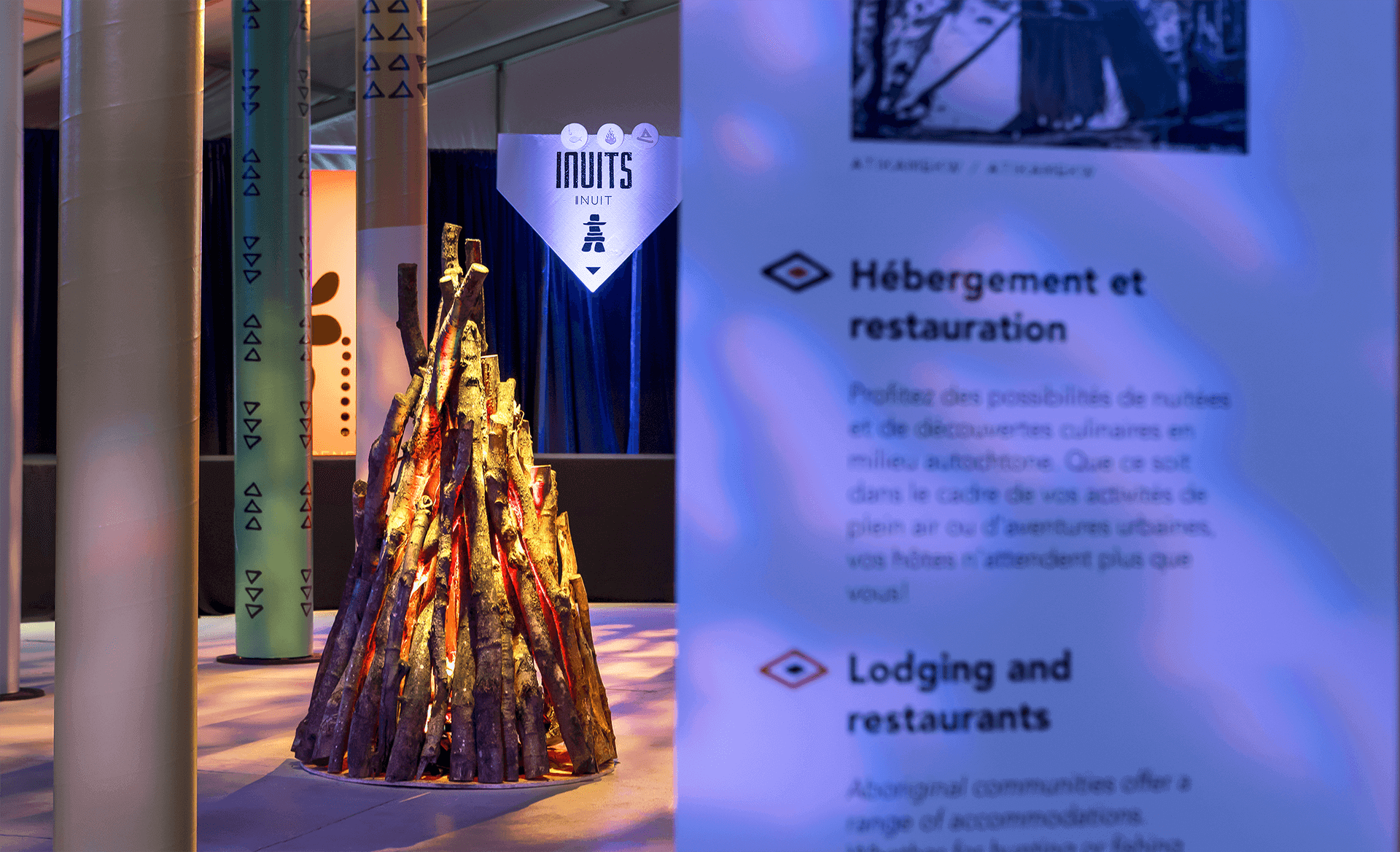 Identité visuelle | Installation d'un feu de bois dans une salle d\'exposition | TAQ