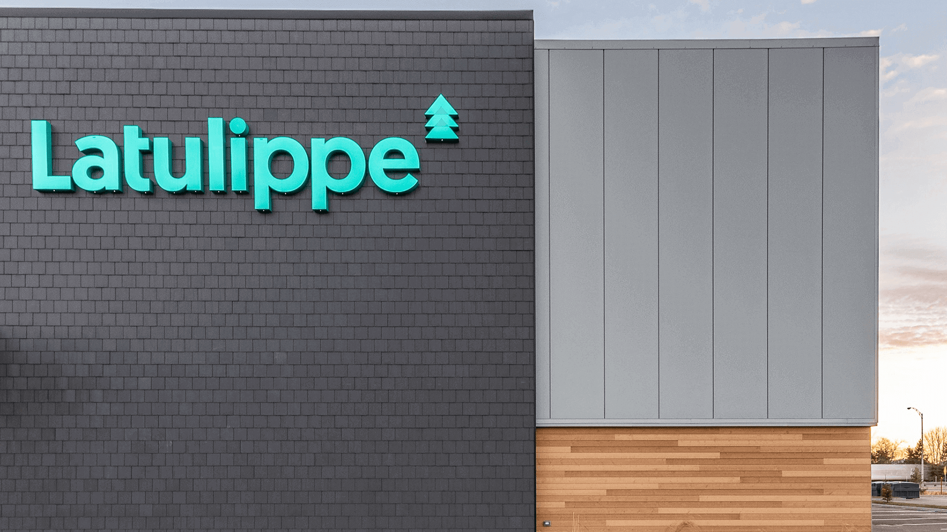 Branding | Façade d'un bâtiment avec le logo de Latulippe