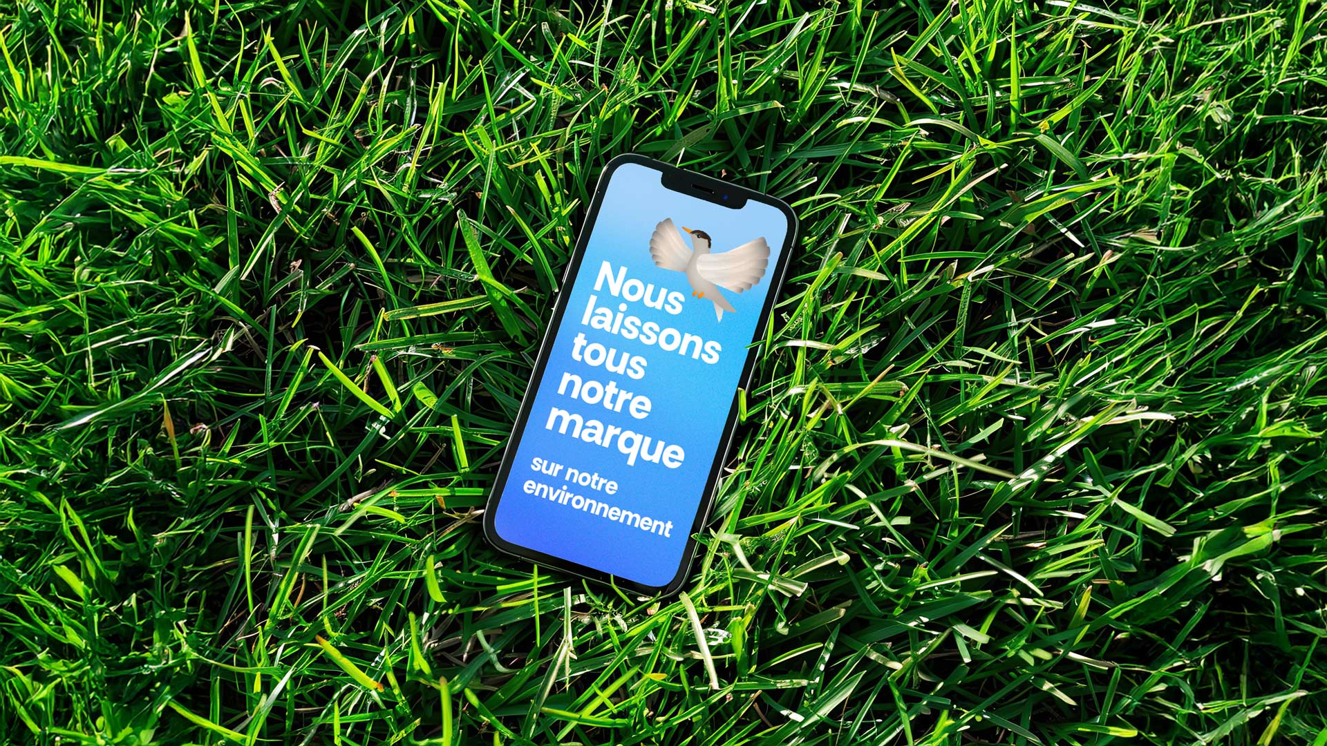 Cellulaire sur le gazon affichant le slogan environnemental de la SNAP Québec.