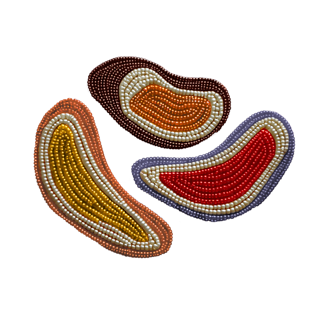 Motifs de perlage inspirés de l’artisanat autochtone en trois formes organiques colorées.